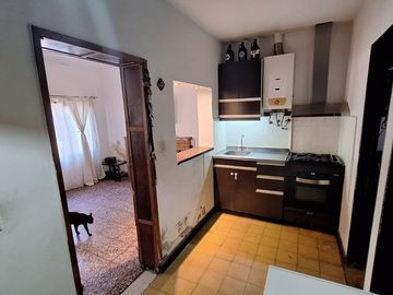 CASA EN VENTA 2 DORMITORIOS CON COCHERA