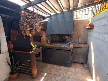 CASA EN VENTA 2 DORMITORIOS CON COCHERA