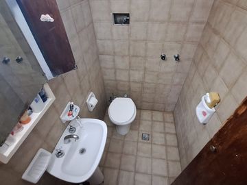 CASA EN VENTA 2 DORMITORIOS CON COCHERA