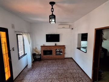 CASA EN VENTA 2 DORMITORIOS CON COCHERA