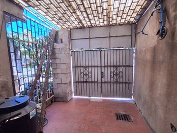 CASA EN VENTA 2 DORMITORIOS CON COCHERA