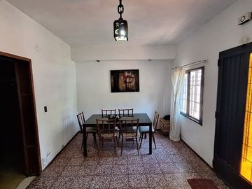 CASA EN VENTA 2 DORMITORIOS CON COCHERA