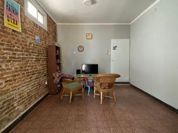 CASA EN VENTA 2 DORMITORIOS. 2 COCHERAS. PILETA