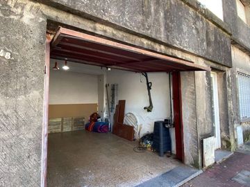 CASA EN VENTA 2 DORMITORIOS. 2 COCHERAS. PILETA