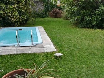 CASA EN VENTA 2 DORMITORIOS. 2 COCHERAS. PILETA