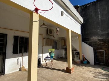 CASA EN VENTA 2 DORMITORIOS. 2 COCHERAS. PILETA