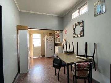 CASA EN VENTA 2 DORMITORIOS. 2 COCHERAS. PILETA