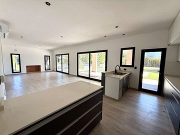 Casa VENTA pileta 6 ambientes B. Bermudas Pilar