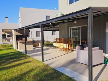 Casa en venta con pileta en San Matias amueblada
