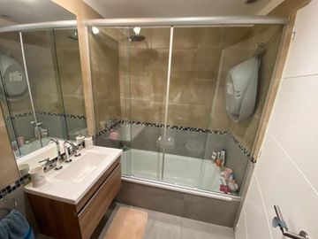 VENTA  CASA TRIPLEX 5 AMB. C/ 2 COCHERAS Y JARDIN