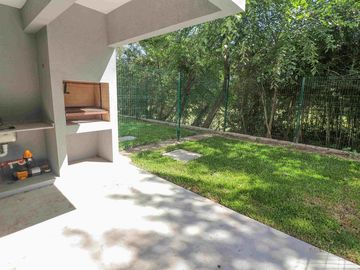VENTA  CASA TRIPLEX 5 AMB. C/ 2 COCHERAS Y JARDIN