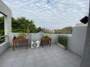 VENTA  CASA TRIPLEX 5 AMB. C/ 2 COCHERAS Y JARDIN