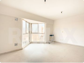 VENTA MONOAMBIENTE CON 3 COCHERAS - LELOIR 833