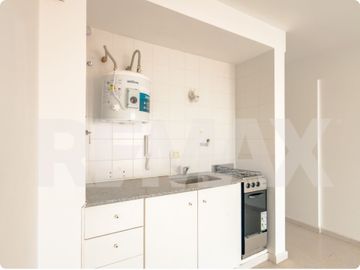VENTA MONOAMBIENTE CON 3 COCHERAS - LELOIR 833
