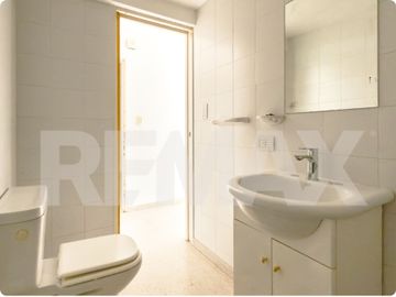 VENTA MONOAMBIENTE CON 3 COCHERAS - LELOIR 833