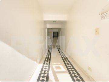 VENTA MONOAMBIENTE CON 3 COCHERAS - LELOIR 833