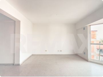 VENTA MONOAMBIENTE CON 3 COCHERAS - LELOIR 833