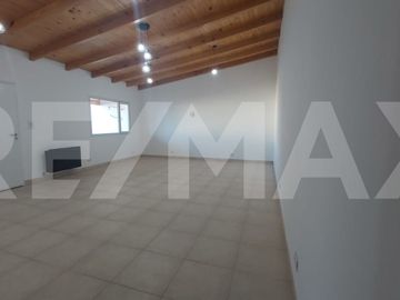 ALQUILER CASA MONOAMBIENTE CON PATIO Y COCHERA