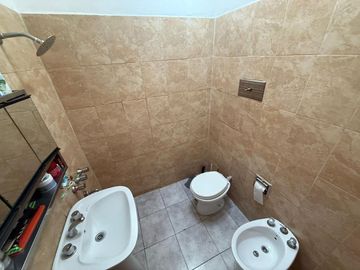 VENTA CASA EN BLOCK CASTELAR CON PATIO Y PILETA