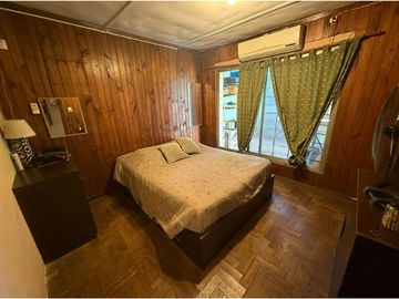 VENTA CASA EN BLOCK CASTELAR CON PATIO Y PILETA