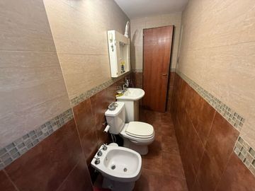 VENTA CASA EN BLOCK CASTELAR CON PATIO Y PILETA