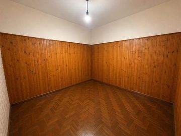 VENTA CASA EN BLOCK CASTELAR CON PATIO Y PILETA