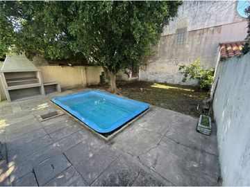 VENTA CASA EN BLOCK CASTELAR CON PATIO Y PILETA