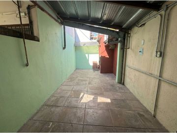 VENTA CASA EN BLOCK CASTELAR CON PATIO Y PILETA