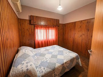 VENTA CASA EN BLOCK CASTELAR CON PATIO Y PILETA