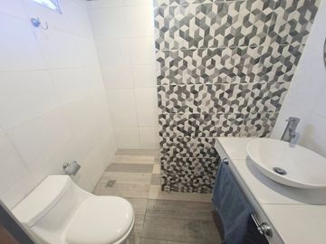 VENTA CASA 3 AMB CON PATIO Y LOCAL, BERAZATEGUI