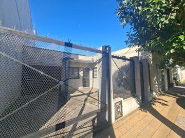 VENTA CASA 3 AMB CON PATIO Y LOCAL, BERAZATEGUI
