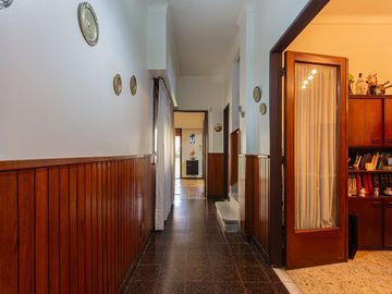 Casa familiar con Jardín, quincho. Muy luminosa!!