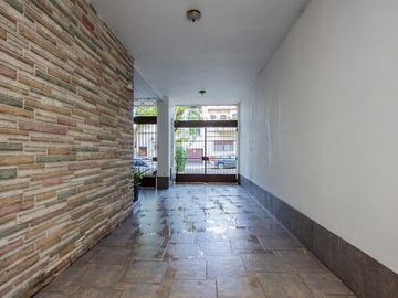 Casa familiar con Jardín, quincho. Muy luminosa!!