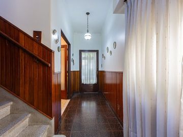 Casa familiar con Jardín, quincho. Muy luminosa!!