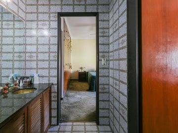 Casa familiar con Jardín, quincho. Muy luminosa!!