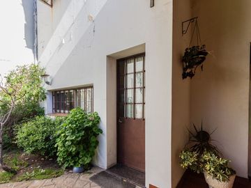 Casa familiar con Jardín, quincho. Muy luminosa!!