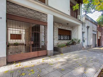 Casa familiar con Jardín, quincho. Muy luminosa!!