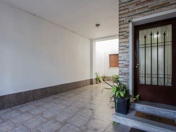Casa familiar con Jardín, quincho. Muy luminosa!!