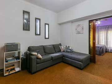 Casa familiar con Jardín, quincho. Muy luminosa!!