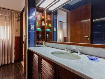 Casa familiar con Jardín, quincho. Muy luminosa!!