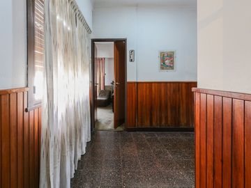Casa familiar con Jardín, quincho. Muy luminosa!!