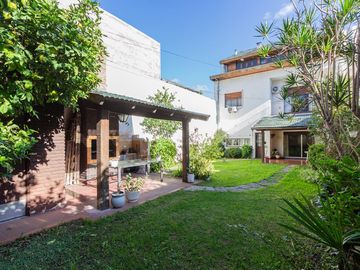 Casa familiar con Jardín, quincho. Muy luminosa!!
