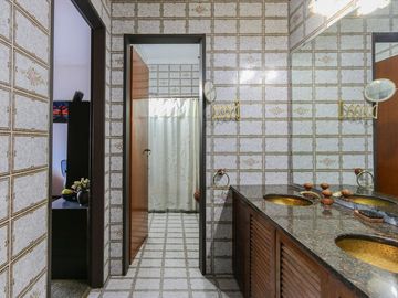 Casa familiar con Jardín, quincho. Muy luminosa!!