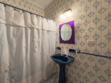Casa familiar con Jardín, quincho. Muy luminosa!!
