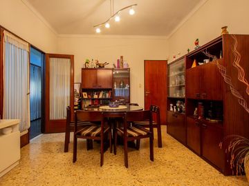 Casa familiar con Jardín, quincho. Muy luminosa!!