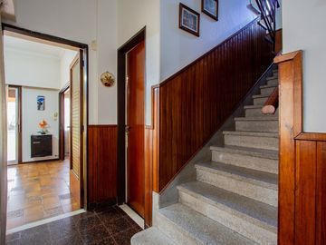 Casa familiar con Jardín, quincho. Muy luminosa!!