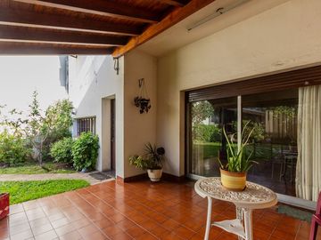 Casa familiar con Jardín, quincho. Muy luminosa!!