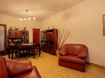 Casa familiar con Jardín, quincho. Muy luminosa!!