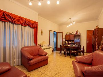 Casa familiar con Jardín, quincho. Muy luminosa!!