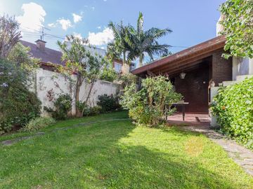 Casa familiar con Jardín, quincho. Muy luminosa!!